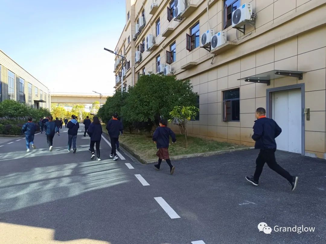 清静可以演习，，，，，生命无法彩排---- ng电子游戏新能源组织员工开展逃生及消防灭火预案演练-ng电子游戏
