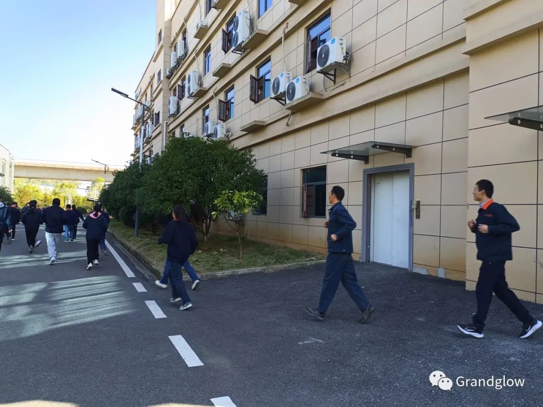 清静可以演习，，，，，生命无法彩排---- ng电子游戏新能源组织员工开展逃生及消防灭火预案演练-ng电子游戏